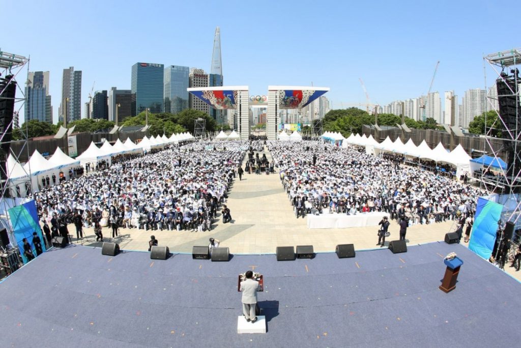 A STEP TOWARDS PEACE There are still people walking for peace. What is their motive? manheelee peace leader Man Hee Lee biography hwpl peace walk #525_peacewalk   