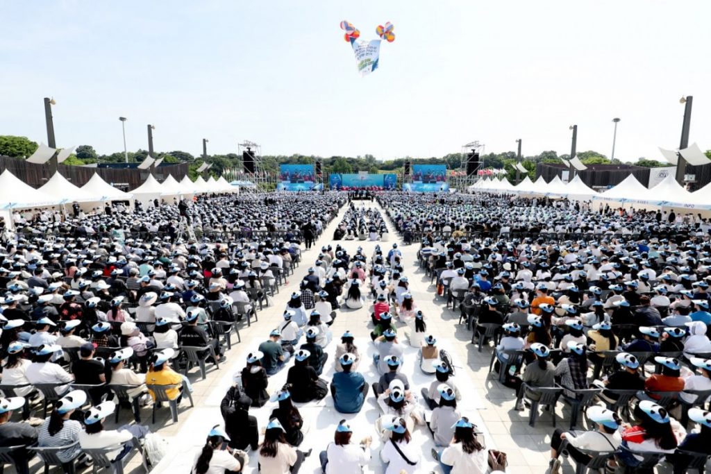 A STEP TOWARDS PEACE There are still people walking for peace. What is their motive? manheelee peace leader Man Hee Lee biography hwpl peace walk #525_peacewalk   